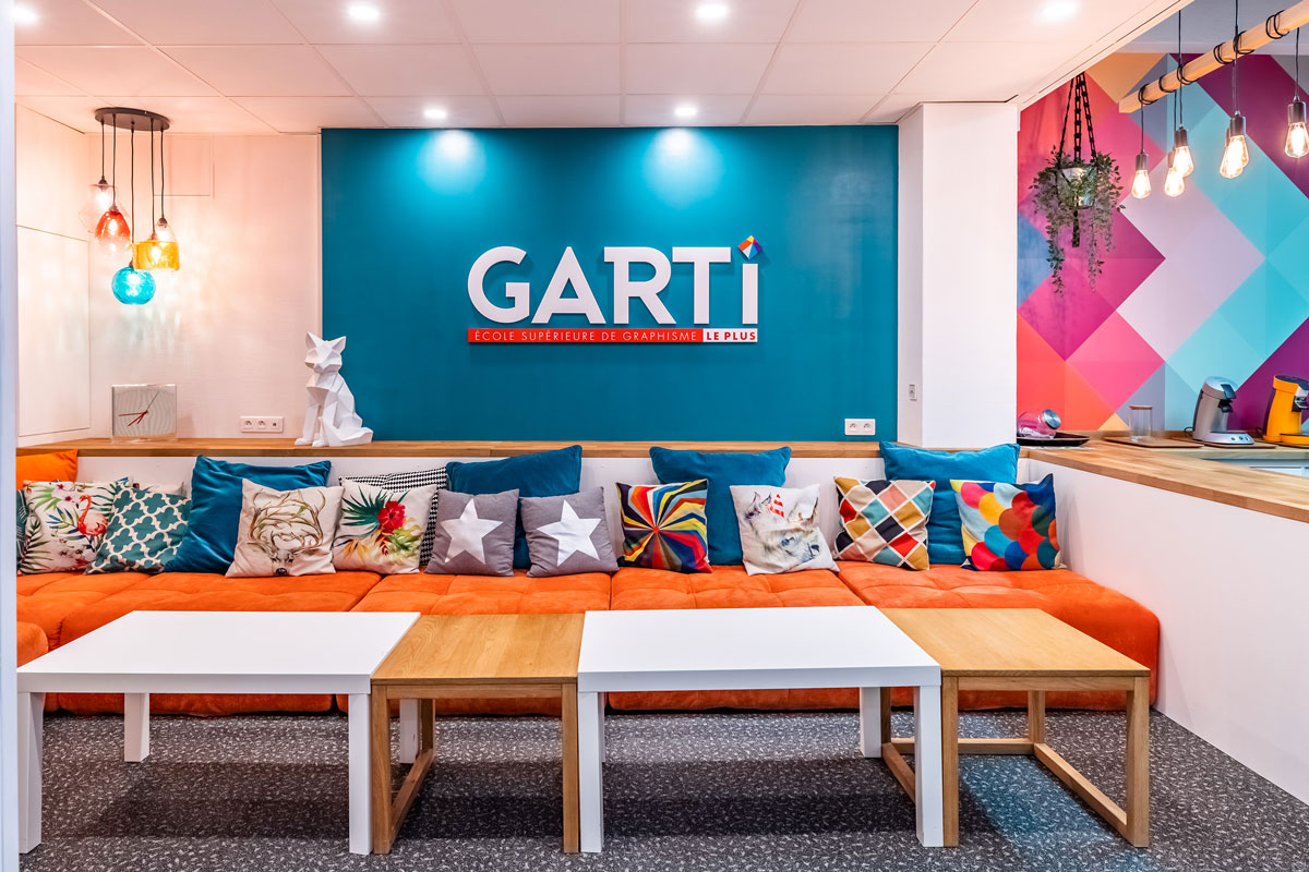 Salle de repos avec le logo GARTI au RDC.