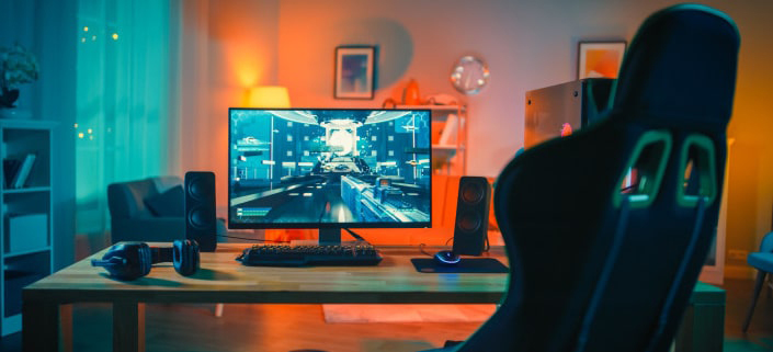 Bureau de gamer avec un ordinateur et une chaise ergonomique